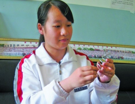 青岛初中女生发明虾虎剥壳器 获国家专利 青岛初中女生发明虾虎剥壳器 获国家专利