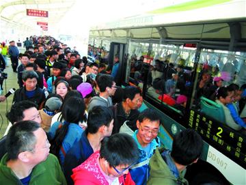 各交通口岸旅客大增 隧道公交排千米长龙 各交通口岸旅客大增 隧道公交排千米长龙