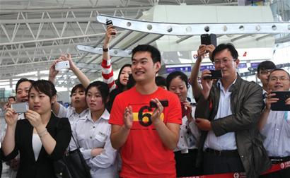 青岛机场空姐上演制服秀 现场派送玫瑰 青岛机场空姐上演制服秀 现场派送玫瑰