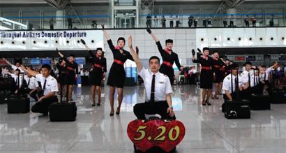 青岛机场空姐上演制服秀 现场派送玫瑰 青岛机场空姐上演制服秀 现场派送玫瑰