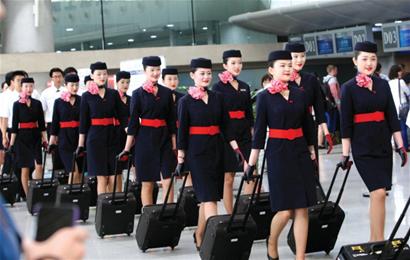 青岛机场空姐上演制服秀 现场派送玫瑰 青岛机场空姐上演制服秀 现场派送玫瑰