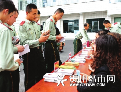 战士领取法律宣传资料,向司法局法律工作者咨询法律知识 战士领取法律宣传资料,向司法局法律工作者咨询法律知识