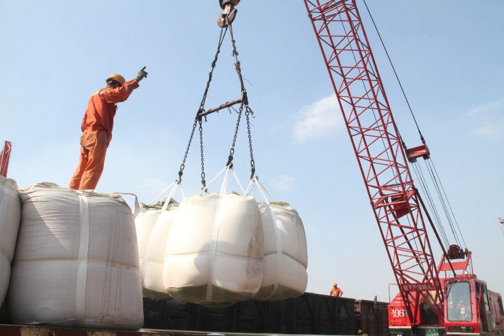 青岛港氧化铝日疏运超2900吨 未受影响