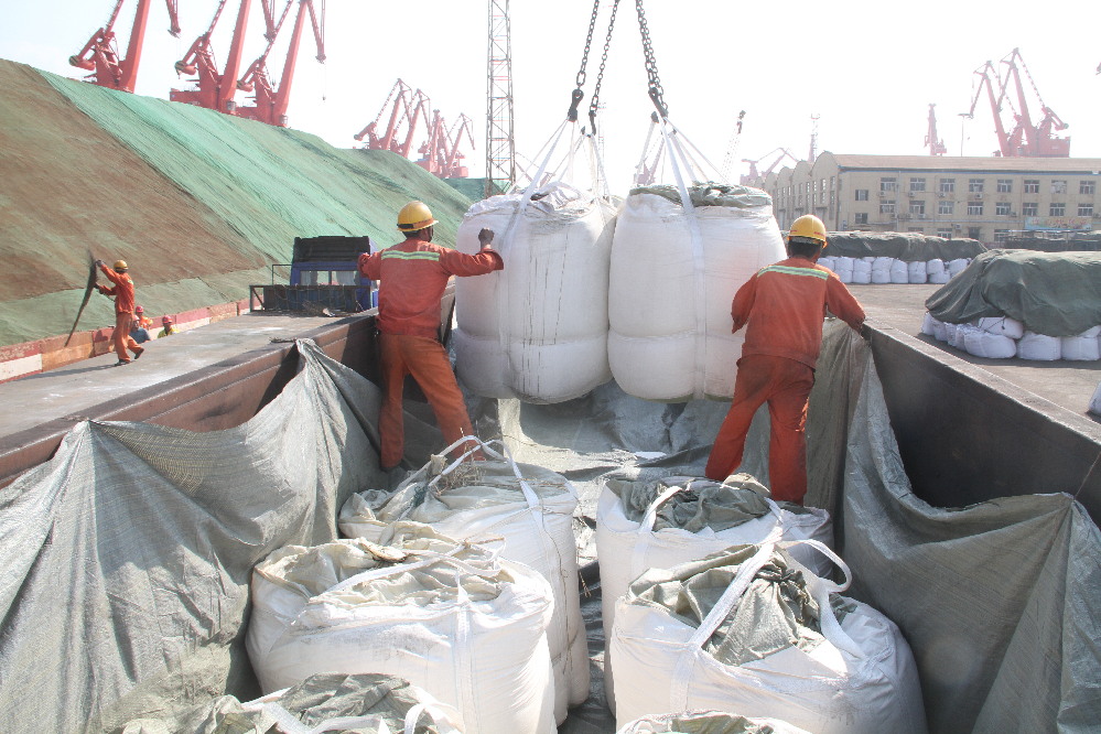 青岛港氧化铝日疏运超2900吨 未受影响