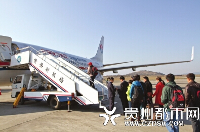 乘客在安顺黄果树机场登机 乘客在安顺黄果树机场登机