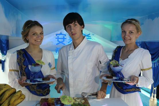 说明: D:\胡巧凤工作文档\安慕希\安慕希青奥会项目\安慕希青奥大巴路演照片【内刊稿用】\IMG_3490.JPG