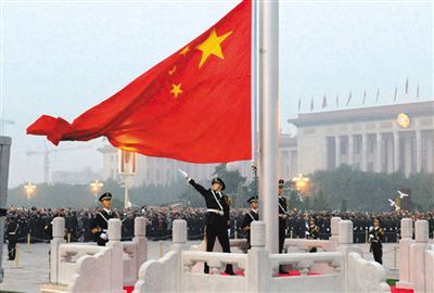到天安门广场看升旗，是中国人爱国情怀的直接表现。