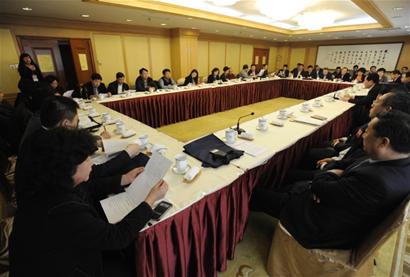 人大代表报到后立即投入工作 会场布置简洁 人大代表报到后立即投入工作 会场布置简洁