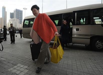 人大代表报到后立即投入工作 会场布置简洁 人大代表报到后立即投入工作 会场布置简洁