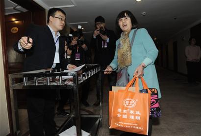 人大代表报到后立即投入工作 会场布置简洁 人大代表报到后立即投入工作 会场布置简洁