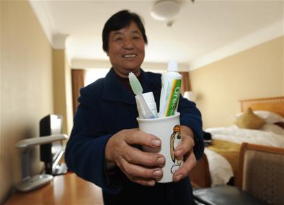 人大代表报到后立即投入工作 会场布置简洁 人大代表报到后立即投入工作 会场布置简洁