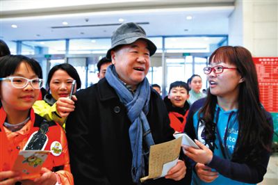 昨日,北京会议中心,全国政协十二届三次会议委员驻地,前来报到的委员莫言被记者围住采访。新京报记者