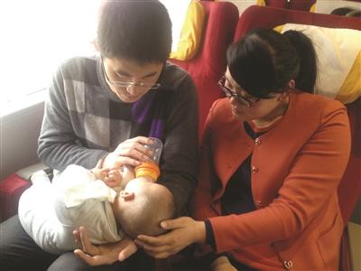 江苏85后女村官带4个月大“宝宝”参加两会(图)
