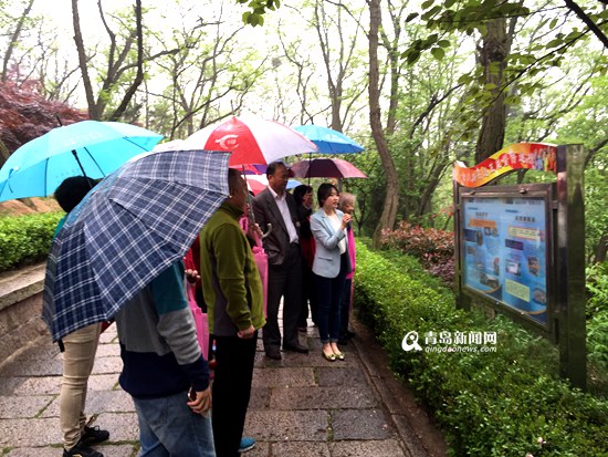 首发:市南反邪教宣传阵地启用 市民冒雨参观 首发:市南反邪教宣传阵地启用 市民冒雨参观