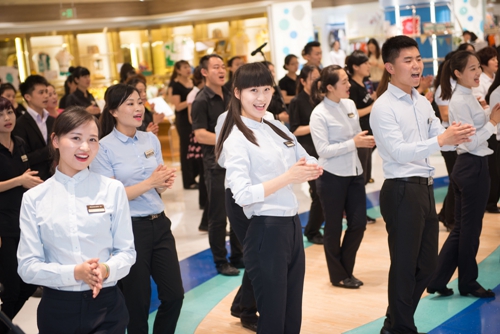 千人快闪青岛海信广场欢唱场面绝无仅有