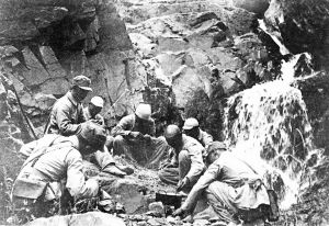 由于日军的残酷“扫荡”，造成了敌后战场严重的困难局面。图为八路军以野菜充饥，露宿山野。