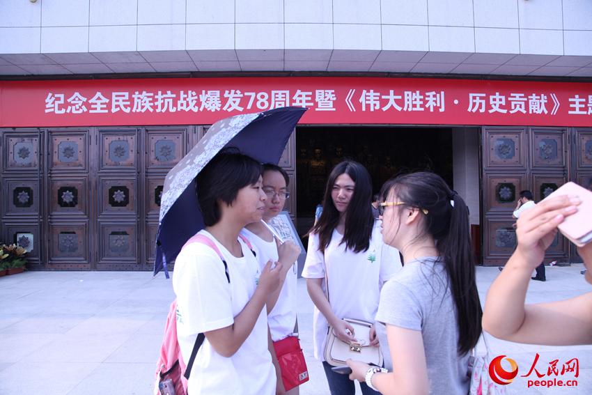 北京理工大学的学生参观结束后接受记者采访。邱越摄