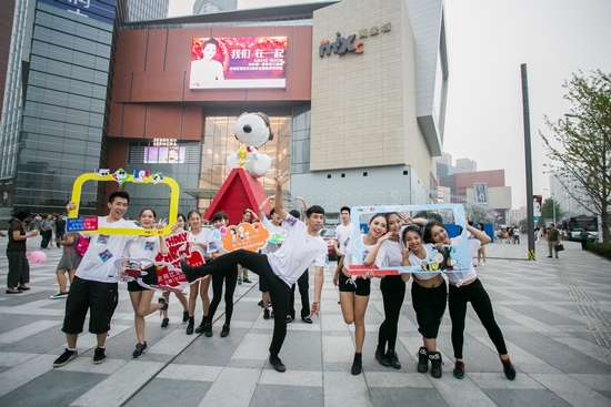 许晴现身青岛华润万象城 助阵SNOOPY生日大