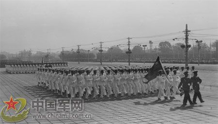 1957年国庆阅兵 国产战斗机升空为“一五”告捷