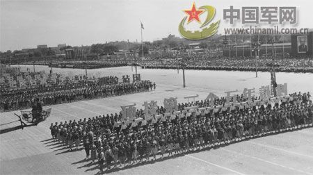 1957年国庆阅兵 国产战斗机升空为“一五”告捷