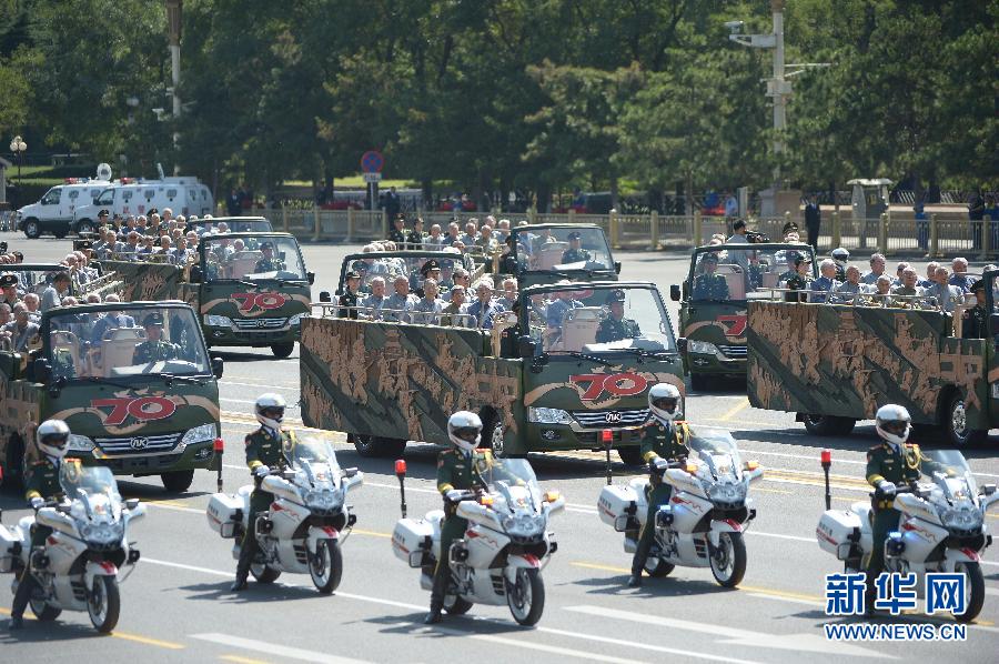 高清：抗战老兵乘车方队通过天安门广场
