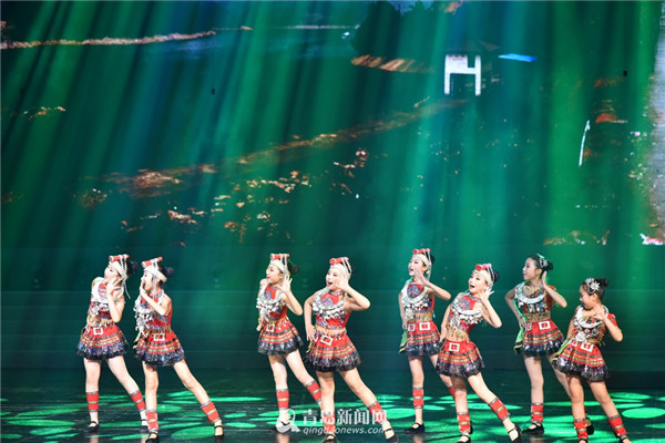 青岛中小学艺术展 《爱的通道》获点赞(组图)