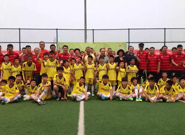 乔伦体育少儿足球冬令营开课啦!