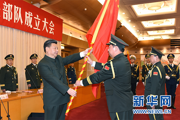 这是习近平将军旗郑重授予陆军司令员李作成、政治委员刘雷。新华社记者 李刚 摄