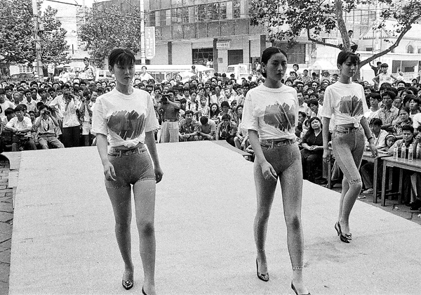 一组你曾未看过的青岛老照片! 小脚老太逛栈桥 杠滋来! - 青岛新闻网