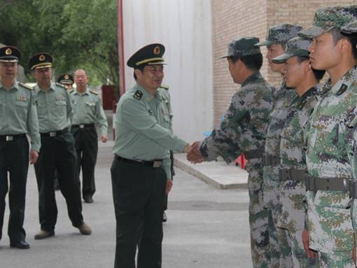 资料图：新疆军区副司令员赛买提-买买提看望四十一团武装部工作人员。