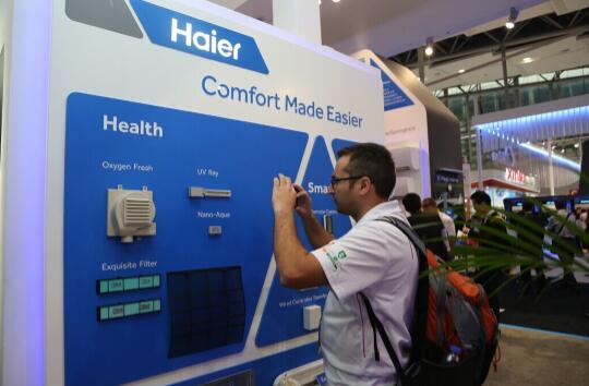 海尔智能空调广交会现场拆机向外国客商示好