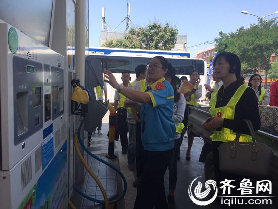 加油站经理在介绍加油站业务