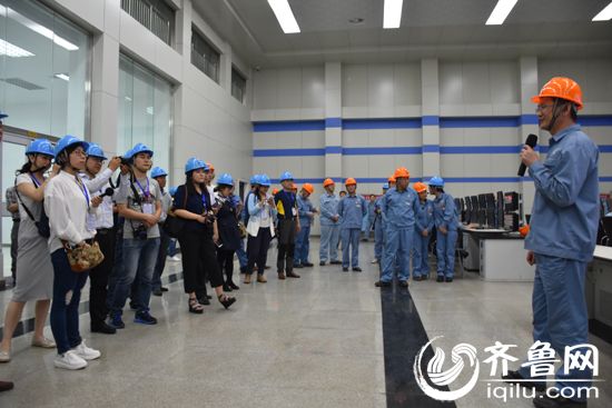 5月24日,创新发展看鲁企媒体采访团走进齐鲁石化。(记者 董光强摄)