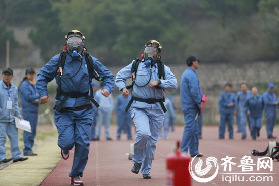 安全技能训练 顾波摄 (资料图)