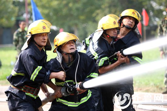 消防演习 郭光军摄 (资料图)