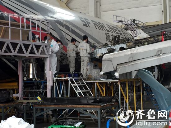 工作人员正在进行飞机检修 (4)