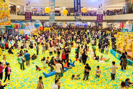 200万海洋球飞进青岛万象城 捐5万票房助微尘