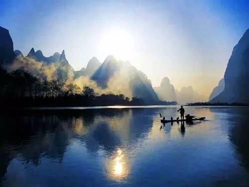 这个小嫚去迪拜捡垃圾,结果她是哭着回来的.