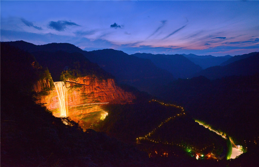 七彩瀑布 中国夜观瀑布的先河