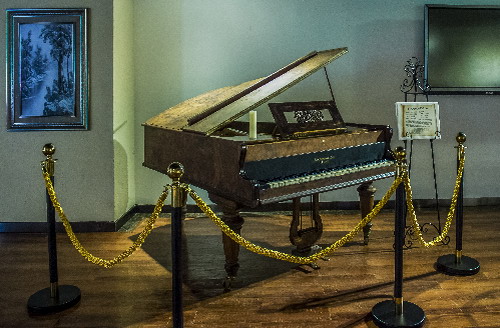 大都市中的“高雅音乐宫殿” 全国最大钢琴博物馆藏着身价千万“琴王”