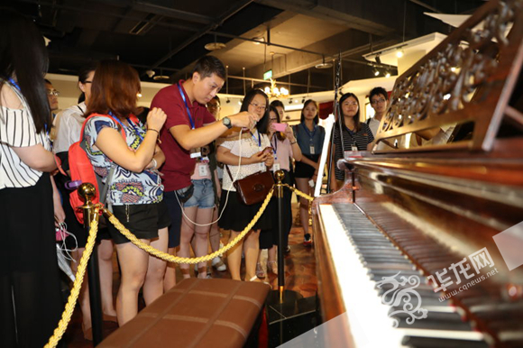 听虫鸣赏雨景 网媒记者重庆九龙坡感受美丽田园风 听虫鸣赏雨景 网媒记者重庆九龙坡感受美丽田园风