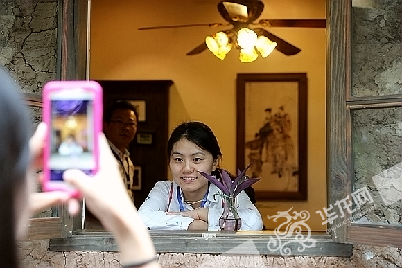 听虫鸣赏雨景 网媒记者重庆九龙坡感受美丽田园风 听虫鸣赏雨景 网媒记者重庆九龙坡感受美丽田园风