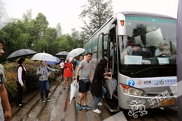 听虫鸣赏雨景 网媒记者重庆九龙坡感受美丽田园风