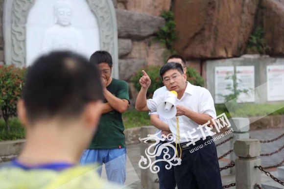 登万寿天梯赏长寿菩提 世界之最让网媒记者沉醉 登万寿天梯赏长寿菩提 世界之最让网媒记者沉醉