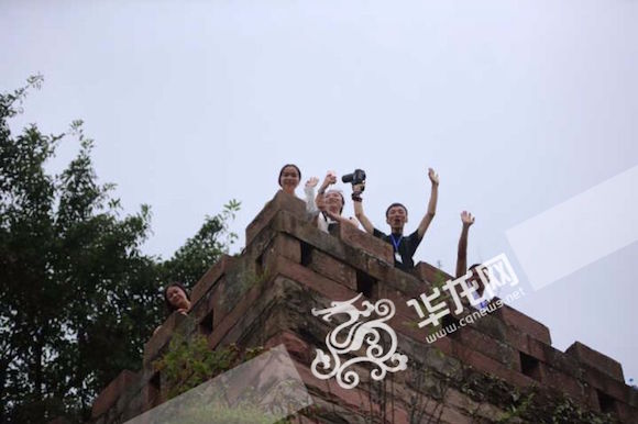登万寿天梯赏长寿菩提 世界之最让网媒记者沉醉 登万寿天梯赏长寿菩提 世界之最让网媒记者沉醉