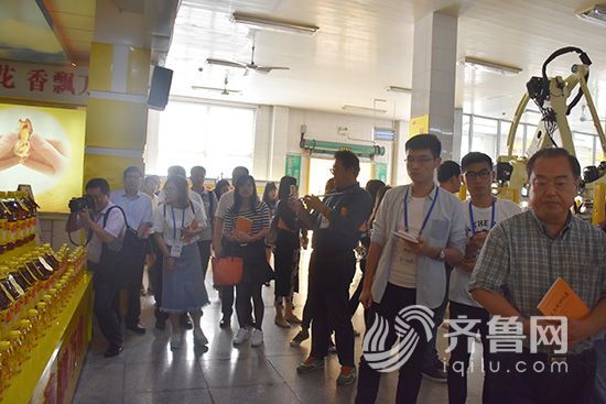 全国网媒记者探秘鲁花花生油“炼成记” 全国网媒记者探秘鲁花花生油“炼成记”