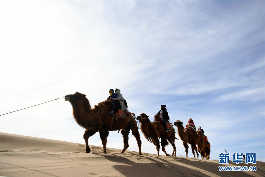 （一带一路·好风光）（4）敦煌鸣沙山上体验大漠驼队