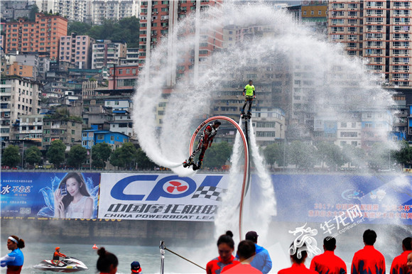 运动员升腾到到高空,并做出一系列极限特技动作。记者 罗嘉 摄.jpg