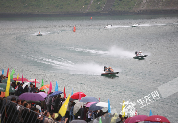 今（3）日下午，乌江江面上演了如“速8”一般的大戏。 记者 刘嵩 摄.jpg