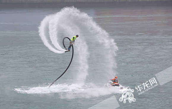 运动员升腾到到高空,并做出一系列极限特技动作。 记者 刘嵩 摄.jpg